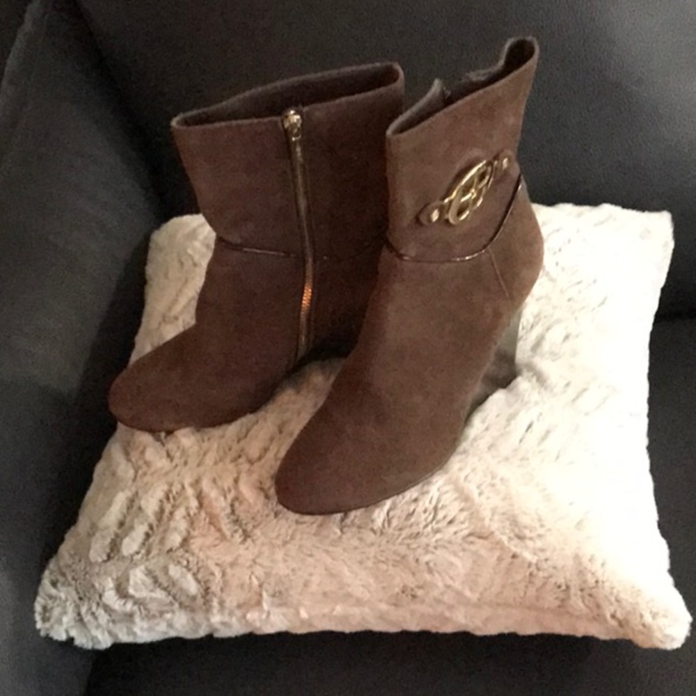 IMAN SUEDE LEATHER BOOTIES GOLD TONE TRIM SIZE 7 WIDE EXCELLENT CONDITION